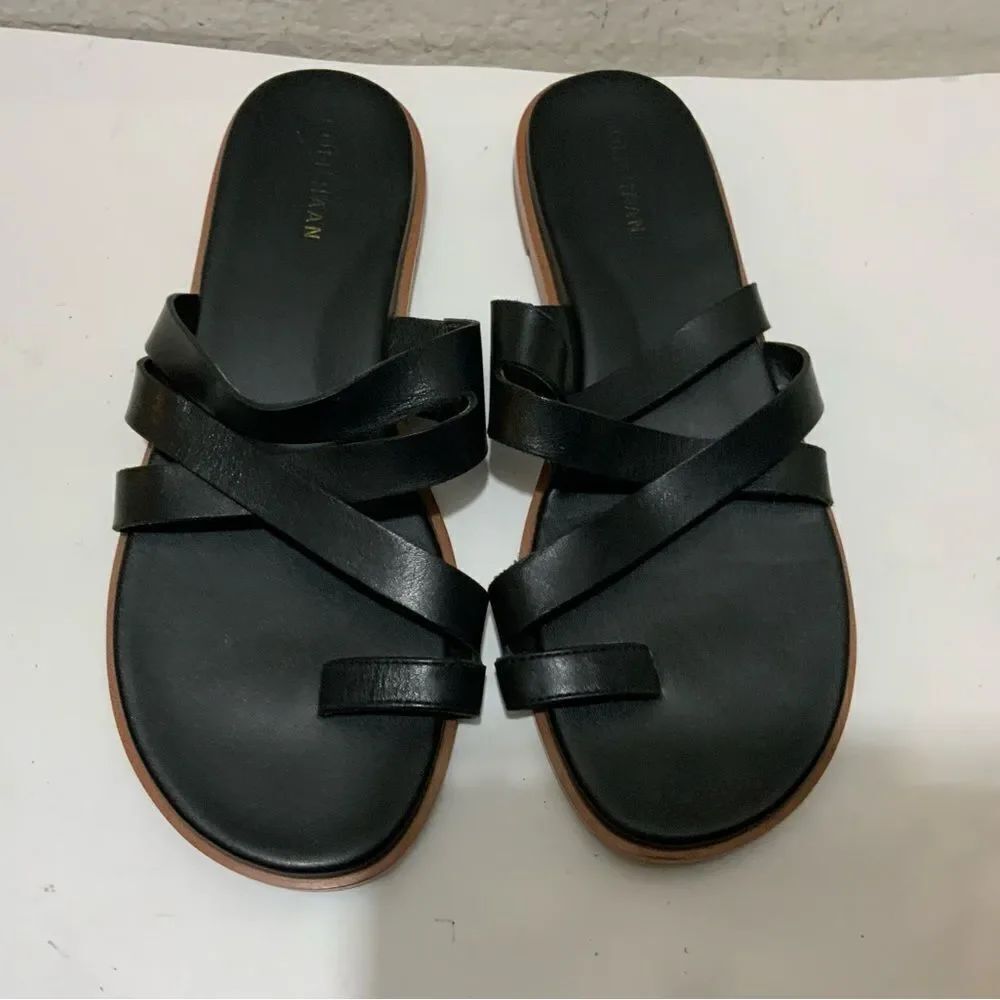COLE HAAN- Flvia Thong Sandal, Size 6 black